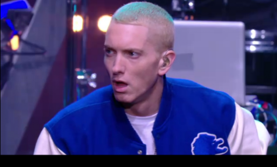2013.11.13 - выступление Eminem'а на шоу «Le Grand Journal» с треком «Berzerk»