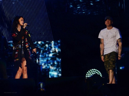 Eminem and Rihanna at The Monster Tour (Rose Bowl 7 august 2014) 01