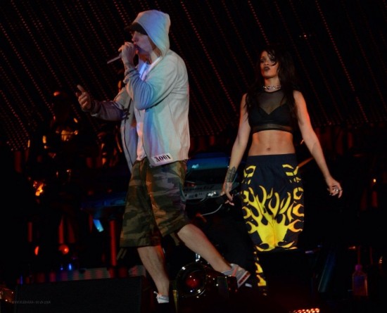 Eminem and Rihanna at The Monster Tour (Rose Bowl 7 august 2014) 01