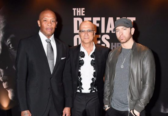 On June 22 Eminem attended the premiere of "The Defiant Ones" film in Los Angeles. On the red carpet Em showed off his new beard.