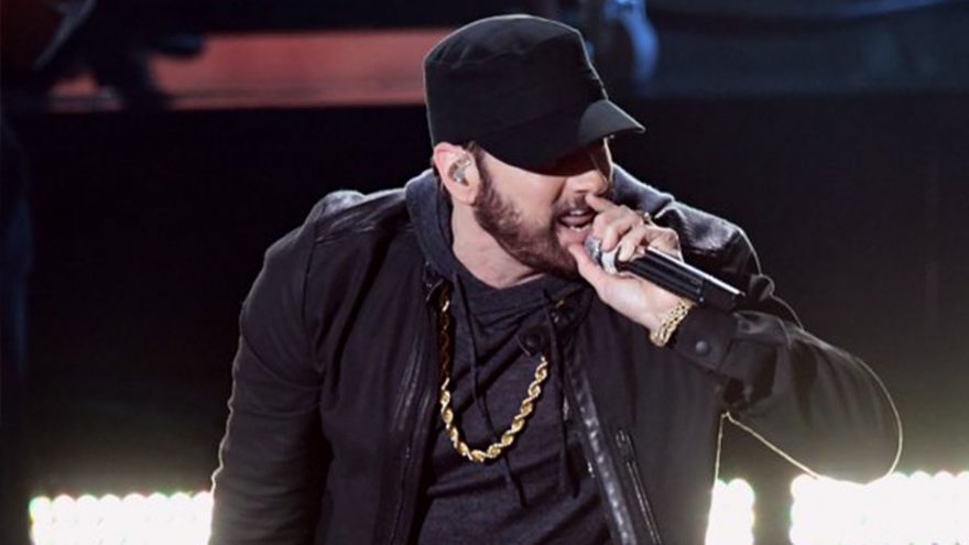 Eminem hit the Oscars stage to perform "Lose Yourself"!