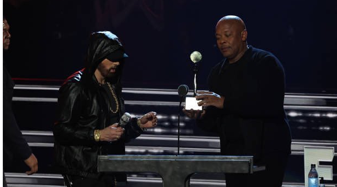 Eminem accepting Rock and Roll Hall of Fame award from Dr. Dre (Image: eminem.news)