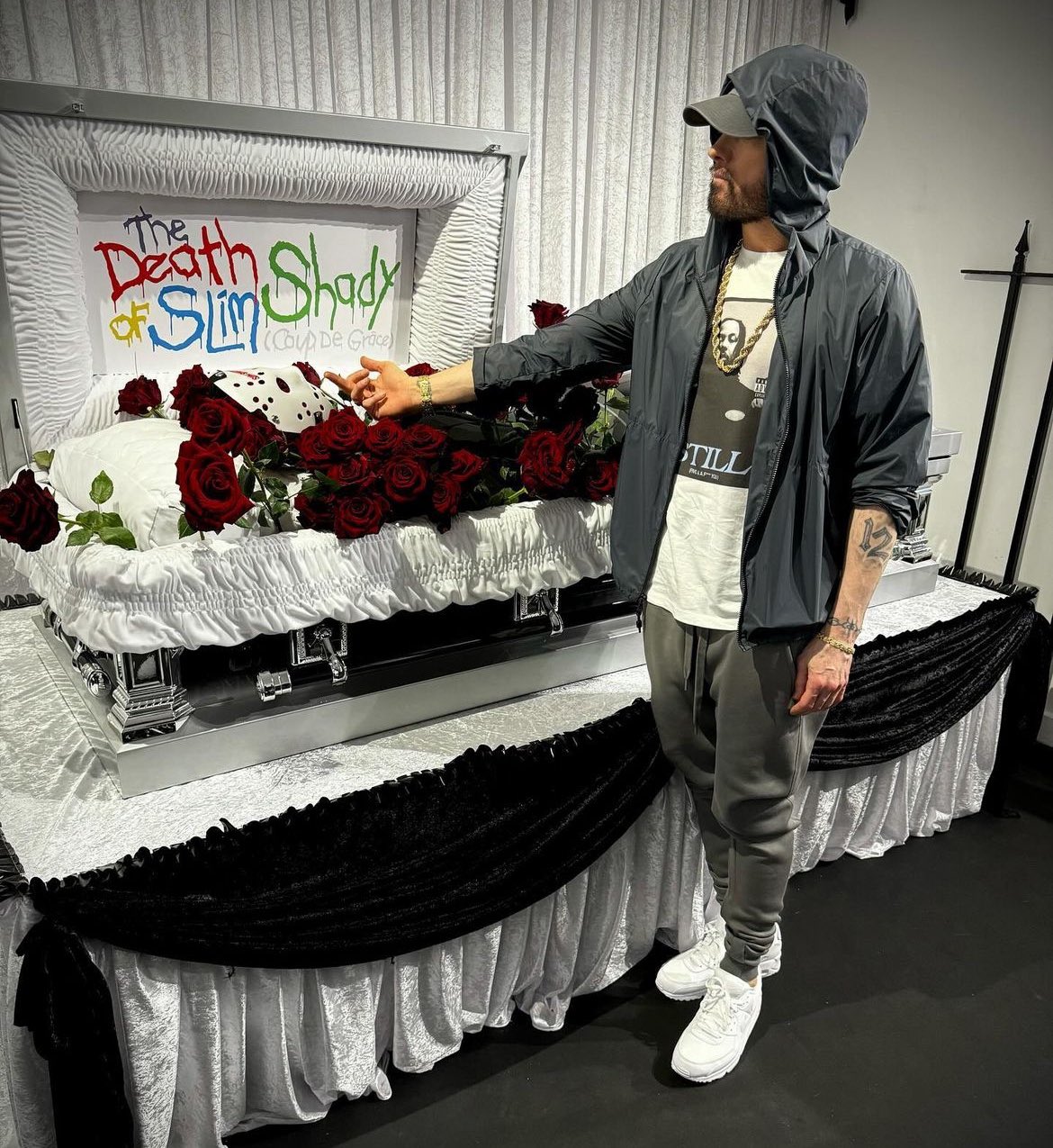 Eminem asistió al funeral de Slim Shady en Londres, se tomó fotos con sus fans y firmó autógrafos