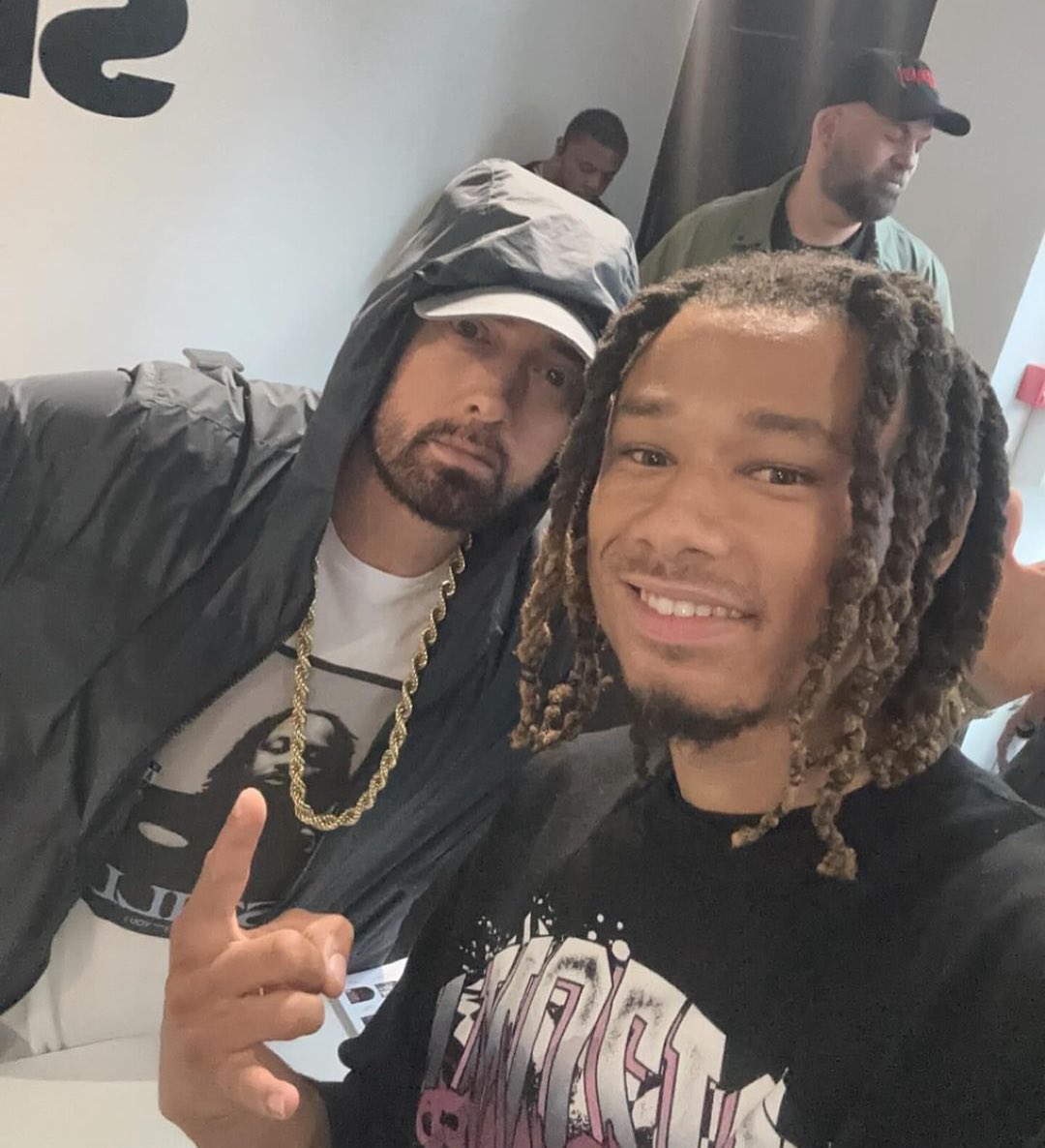 Eminem asistió al funeral de Slim Shady en Londres, se tomó fotos con sus fans y firmó autógrafos