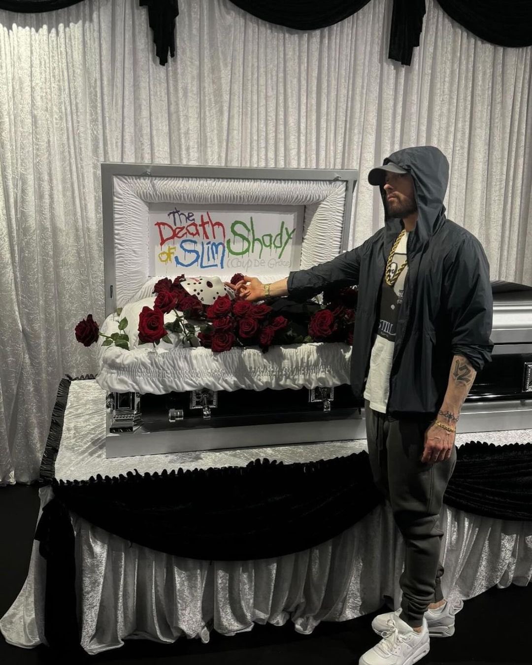 Eminem asistió al funeral de Slim Shady en Londres, se tomó fotos con sus fans y firmó autógrafos