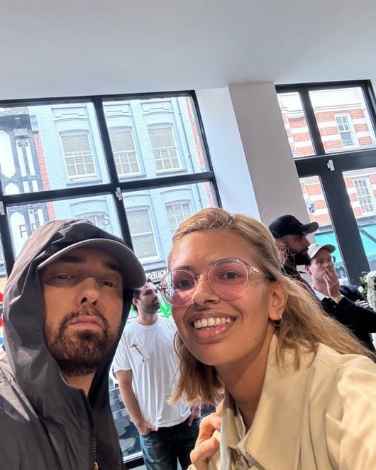 Eminem asistió al funeral de Slim Shady en Londres, se tomó fotos con sus fans y firmó autógrafos