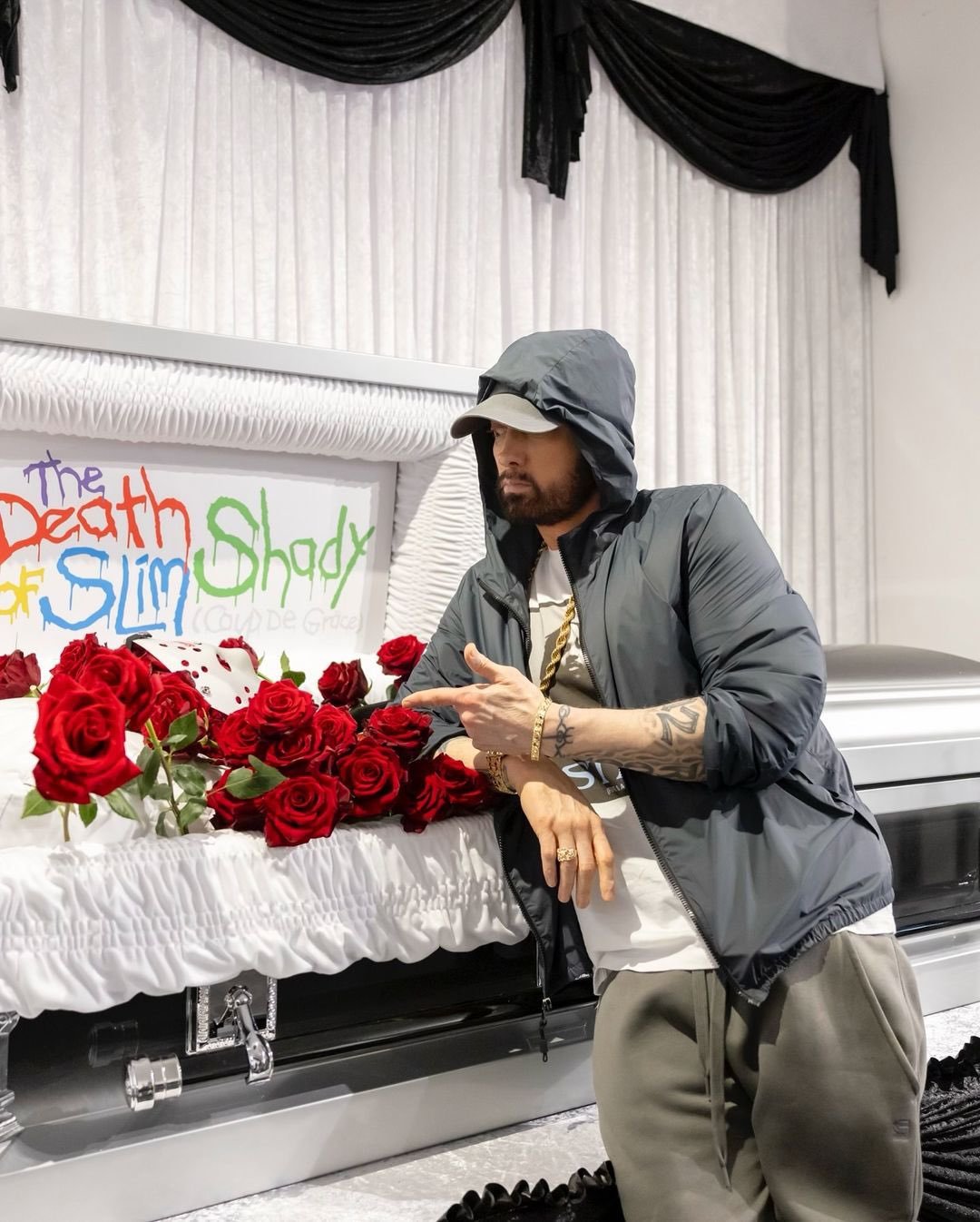 Eminem asistió al funeral de Slim Shady en Londres, se tomó fotos con sus fans y firmó autógrafos