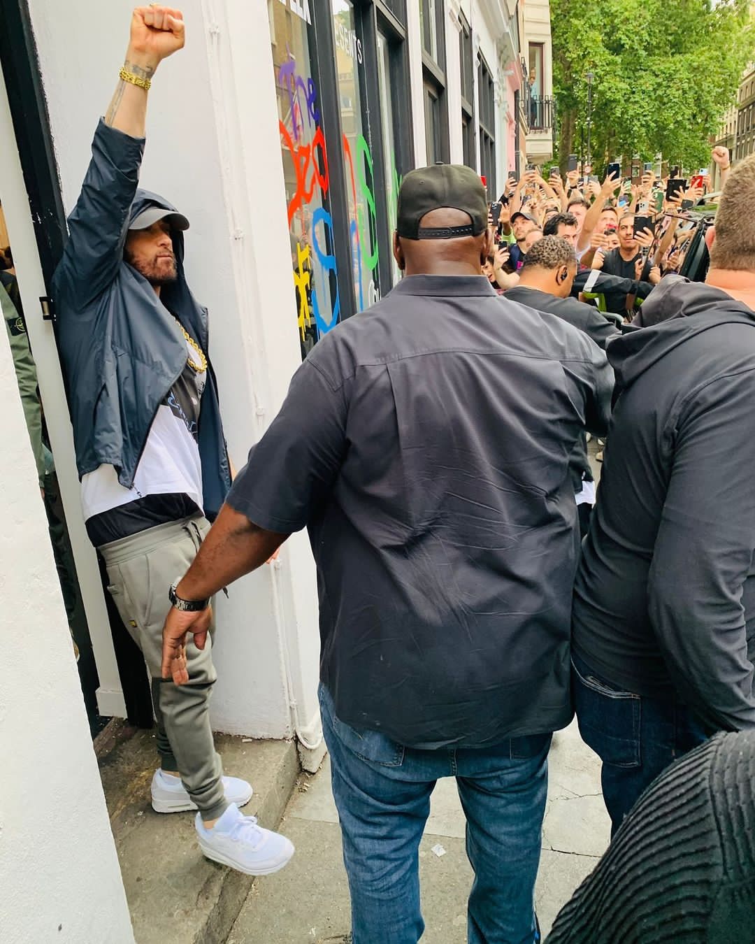 Eminem asistió al funeral de Slim Shady en Londres, se tomó fotos con sus fans y firmó autógrafos