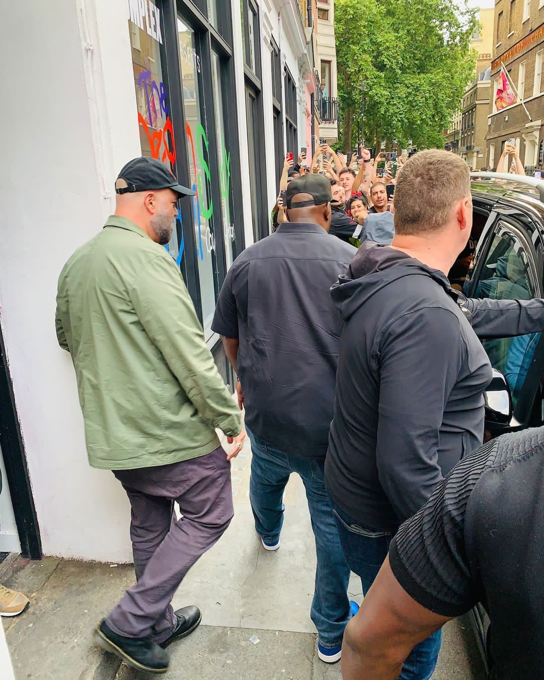 Eminem asistió al funeral de Slim Shady en Londres, se tomó fotos con sus fans y firmó autógrafos