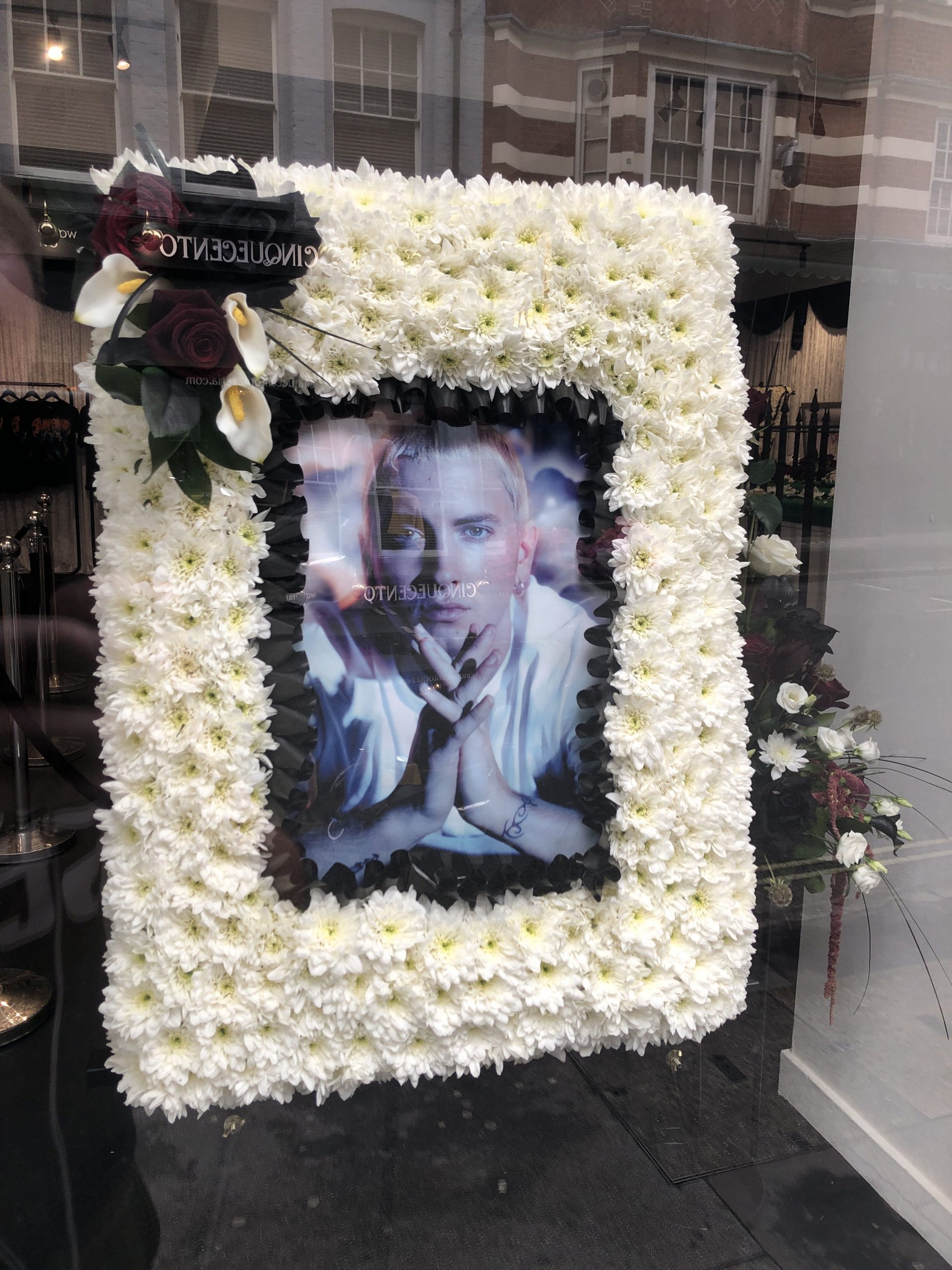 Eminem asistió al funeral de Slim Shady en Londres, se tomó fotos con sus fans y firmó autógrafos