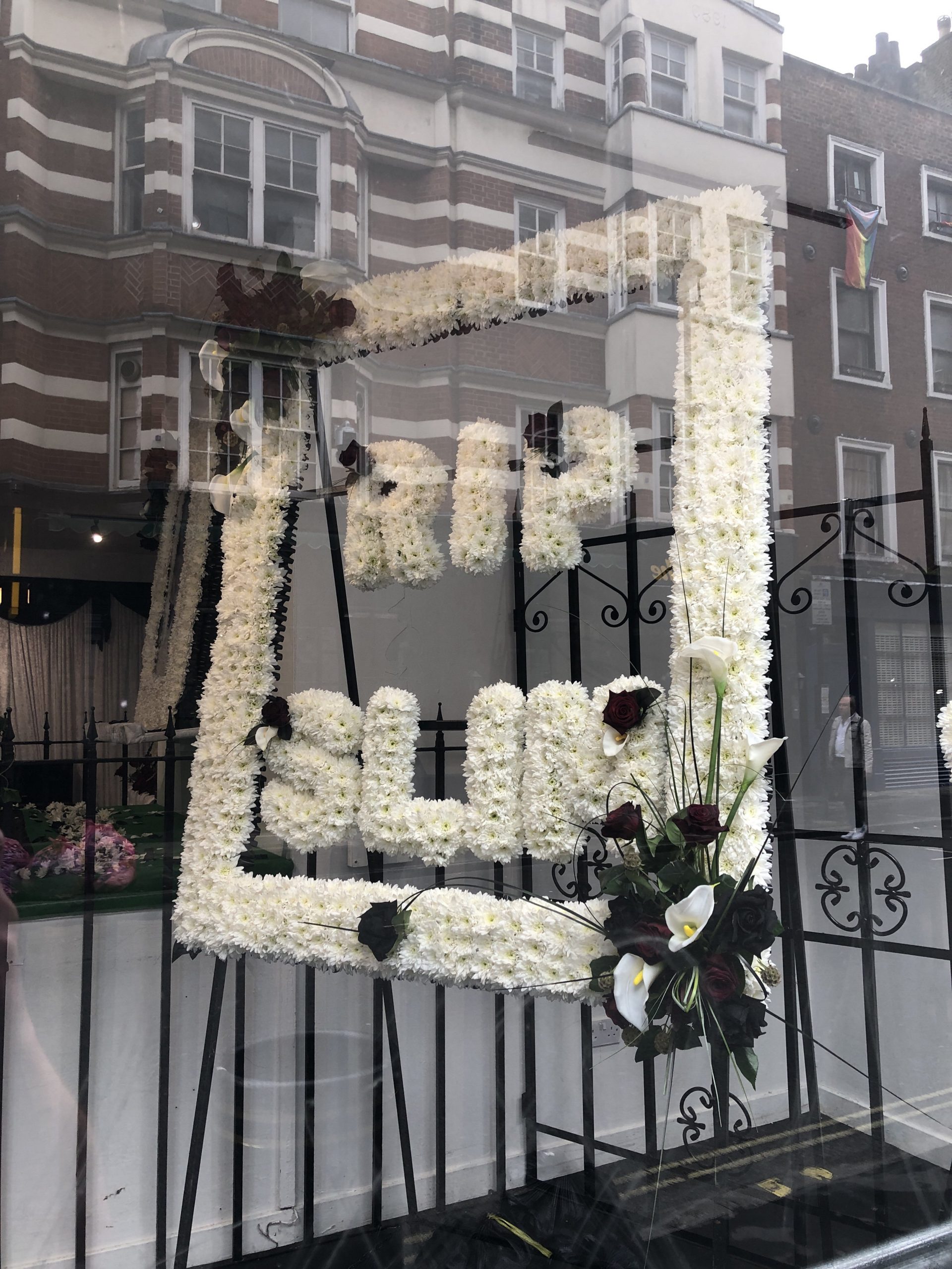 Eminem asistió al funeral de Slim Shady en Londres, se tomó fotos con sus fans y firmó autógrafos